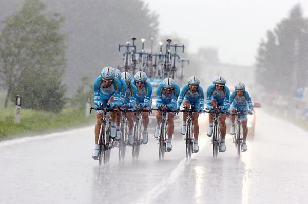 The Colnago-CSF Inox team drives through the rain.