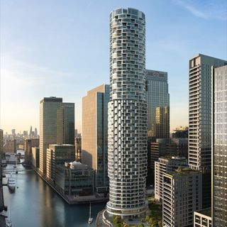 london skyscraper with tall buildings and flowing river