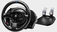 Изображение гоночного руля Thrustmaster и педалей на серый фон