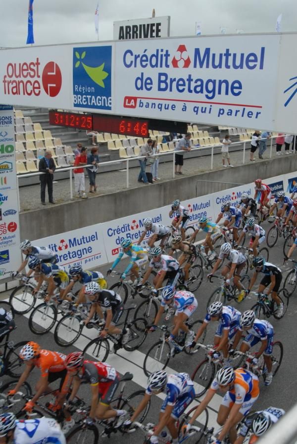 The bunch coming under the finish line
