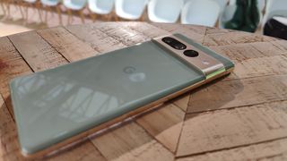 Un Google Pixel 7 Pro vu de dos