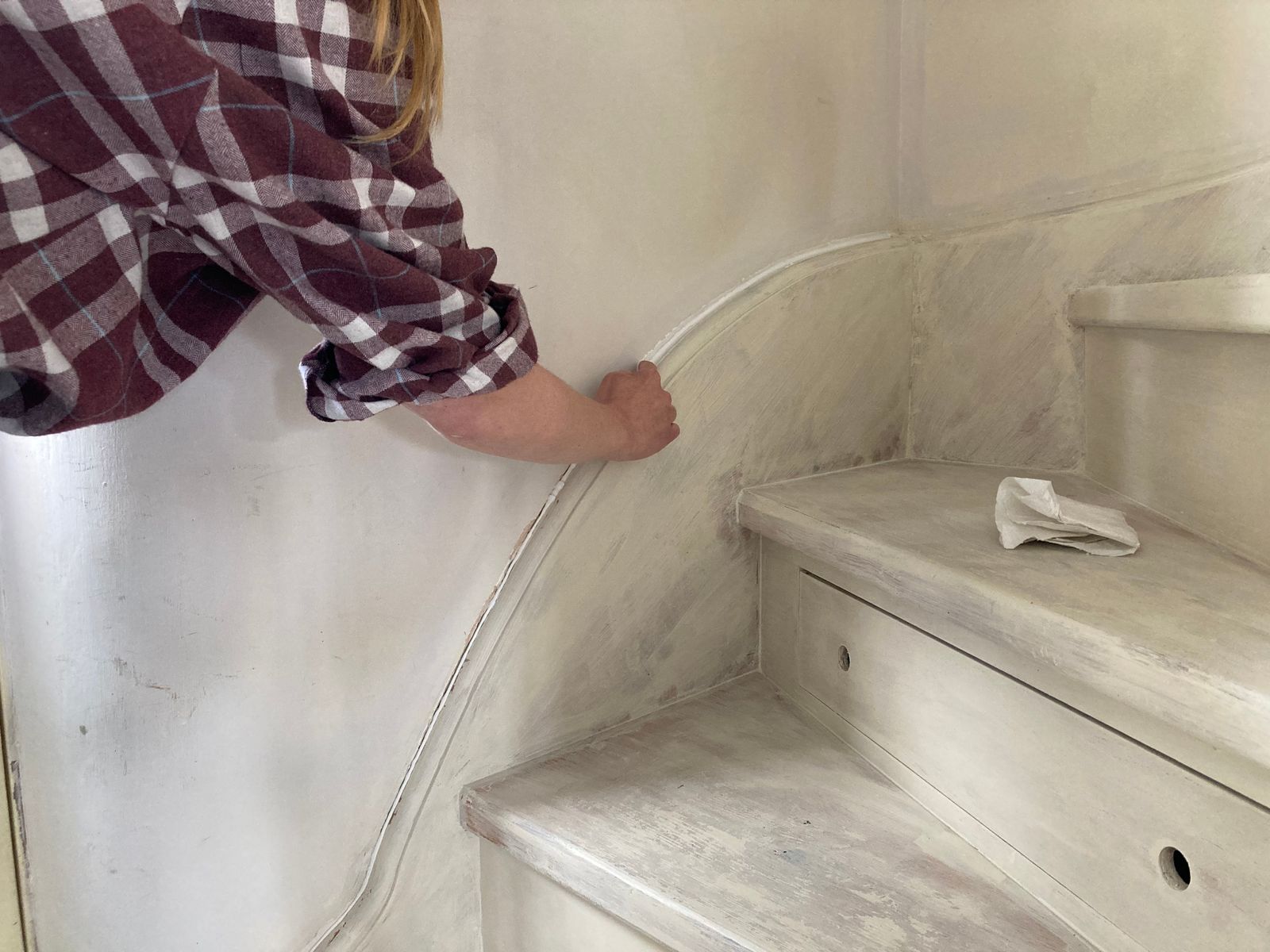 How to caulk trim, baseboard and gaps | Real Homes