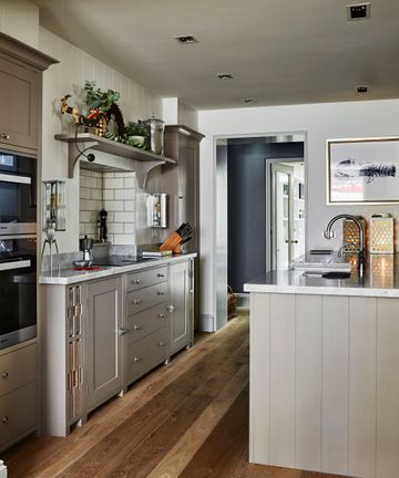 Where to put a microwave in a kitchen: for a space-saving and seamless ...