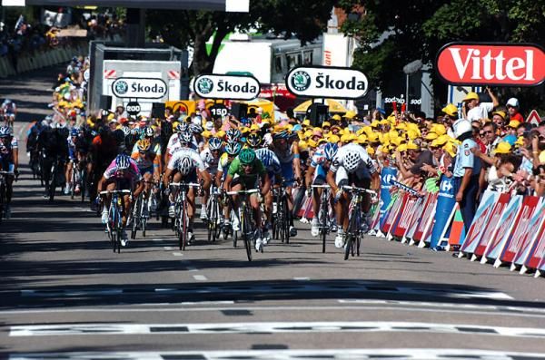 Green jersey rivals Mark Cavendish (Team Columbia-HTC) and Thor Hushovd (Cerv&eacute;lo TestTeam) contest the field sprint for eighth place in Vittel.