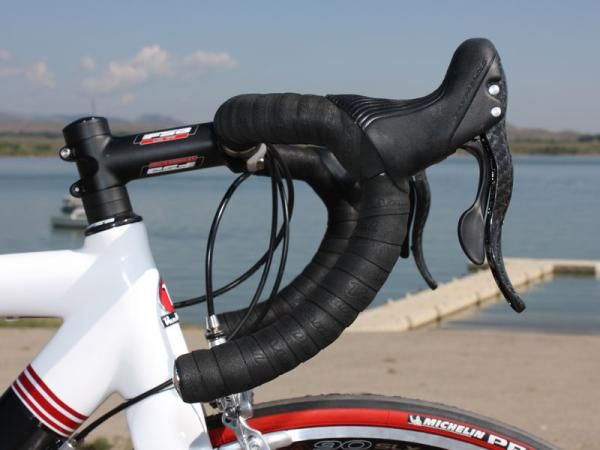 The FSA Energy aluminium handlebars offer a deep drop with lots of room to move around