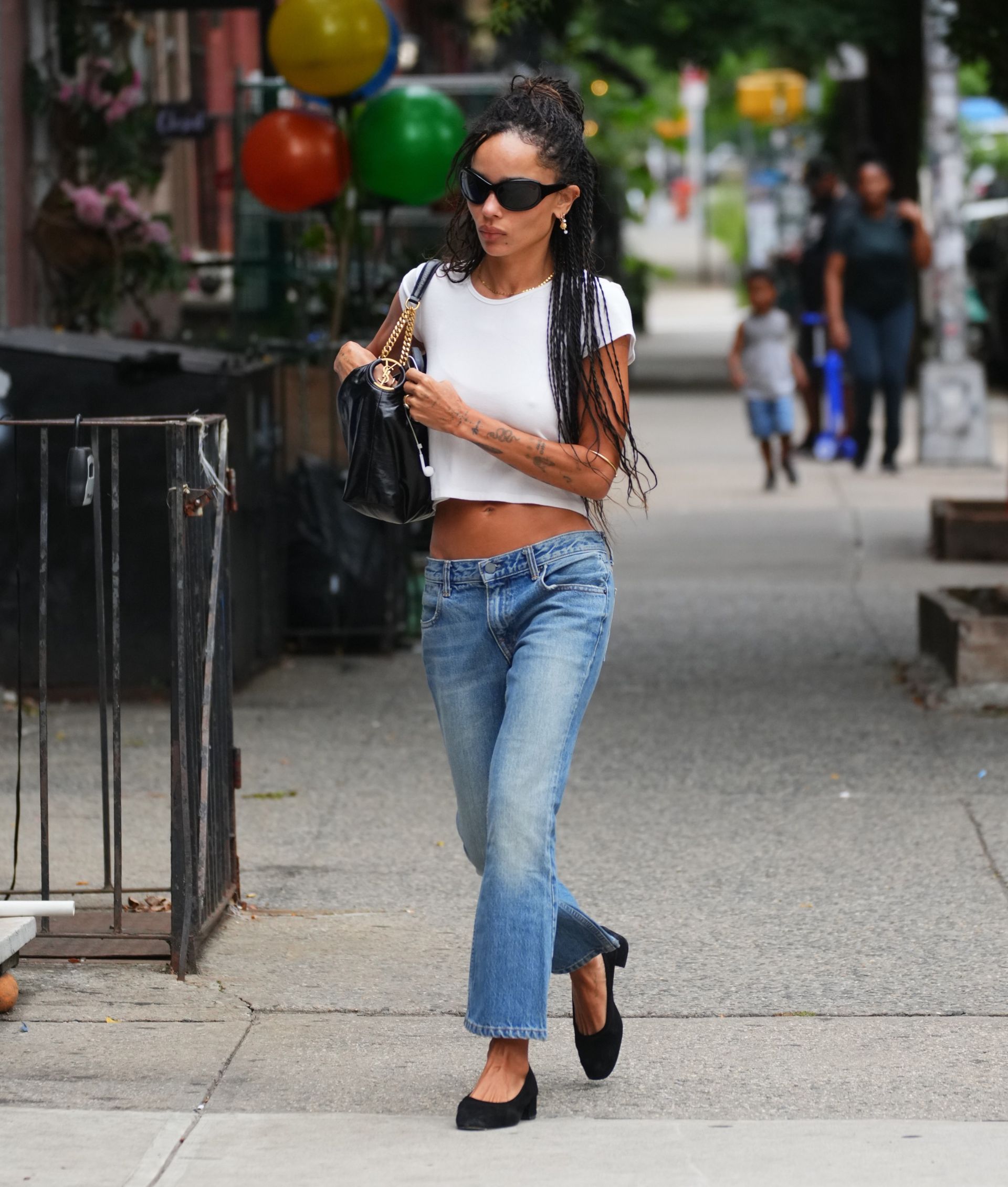Image of Zoe Kravitz she wears one of the viral celebrity items 2026.