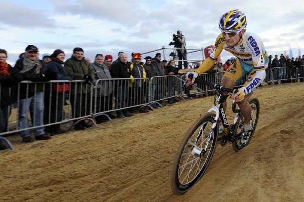 Bart Wellens (Telenet - Fidea) powers through the sand.