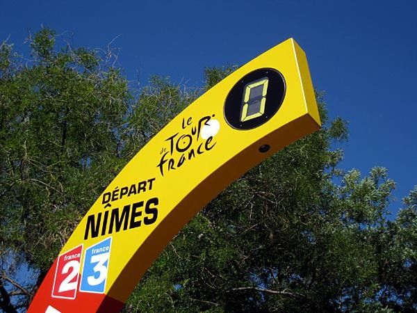 The d&eacute;part in N&icirc;mes