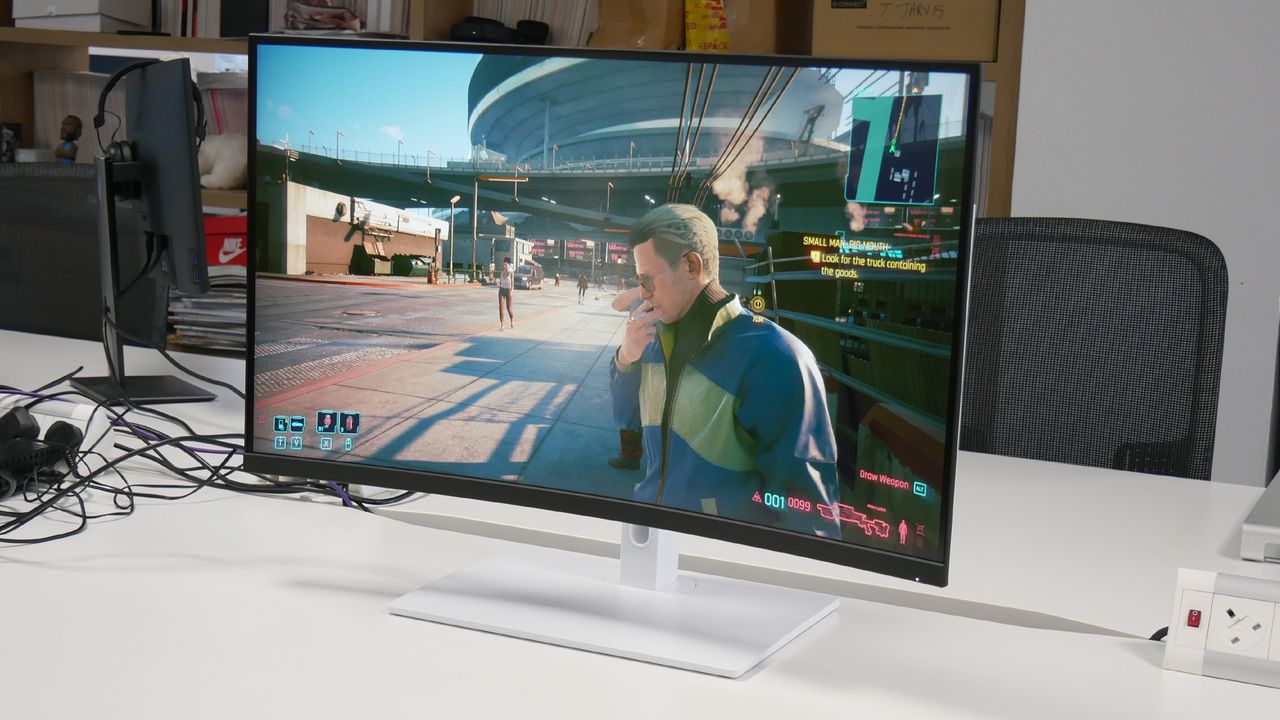 NZXT Canvas 32Q Curved on a desk