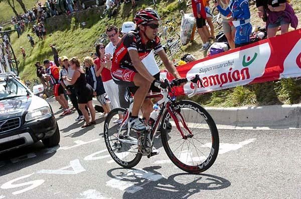 David Arroyo (Caisse d'Epargne) is trying to stay on the wheel of the compatriot Garate.