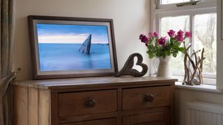 Vieunite Textura digital canvas on a wooden table by a window displaying a seascape photo