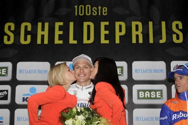 Podium kisses for Marcel Kittel (Argos-Shimano)