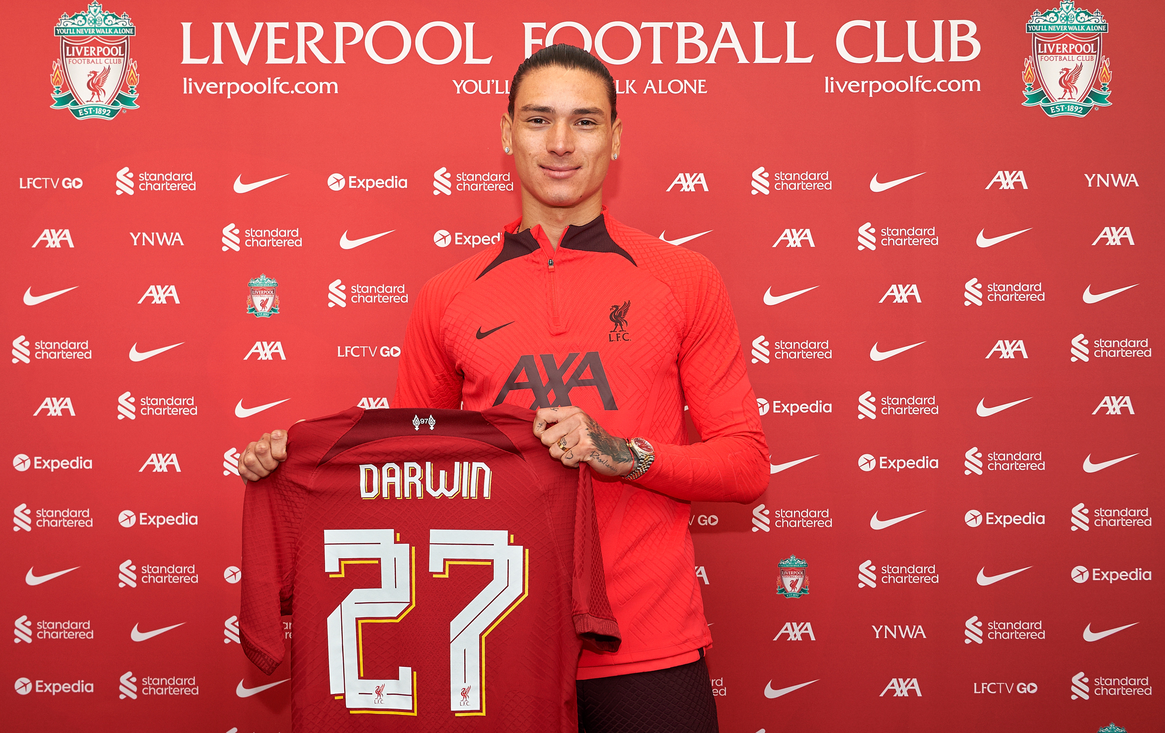 Liverpool-anfallaren Darwin Nunez håller upp sin Liverpool-tröja efter att ha blivit avslöjad