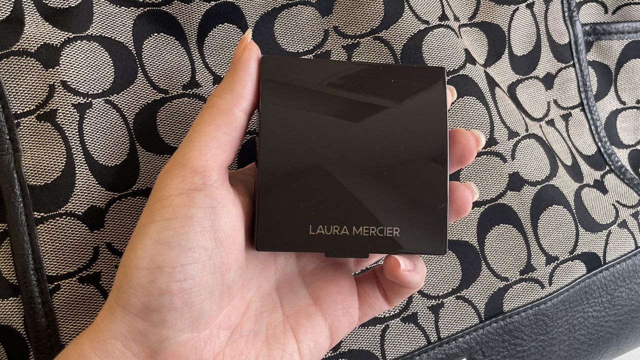 valeza holding laura mercier secret camouflage concealer