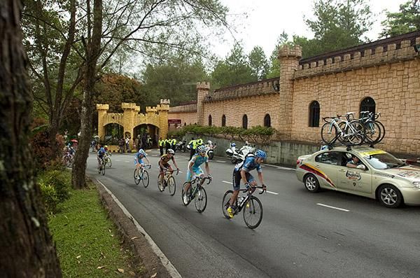 Nathan Haas (Garmin Barracuda) leads a small group on the climb up the Genting Highlands.