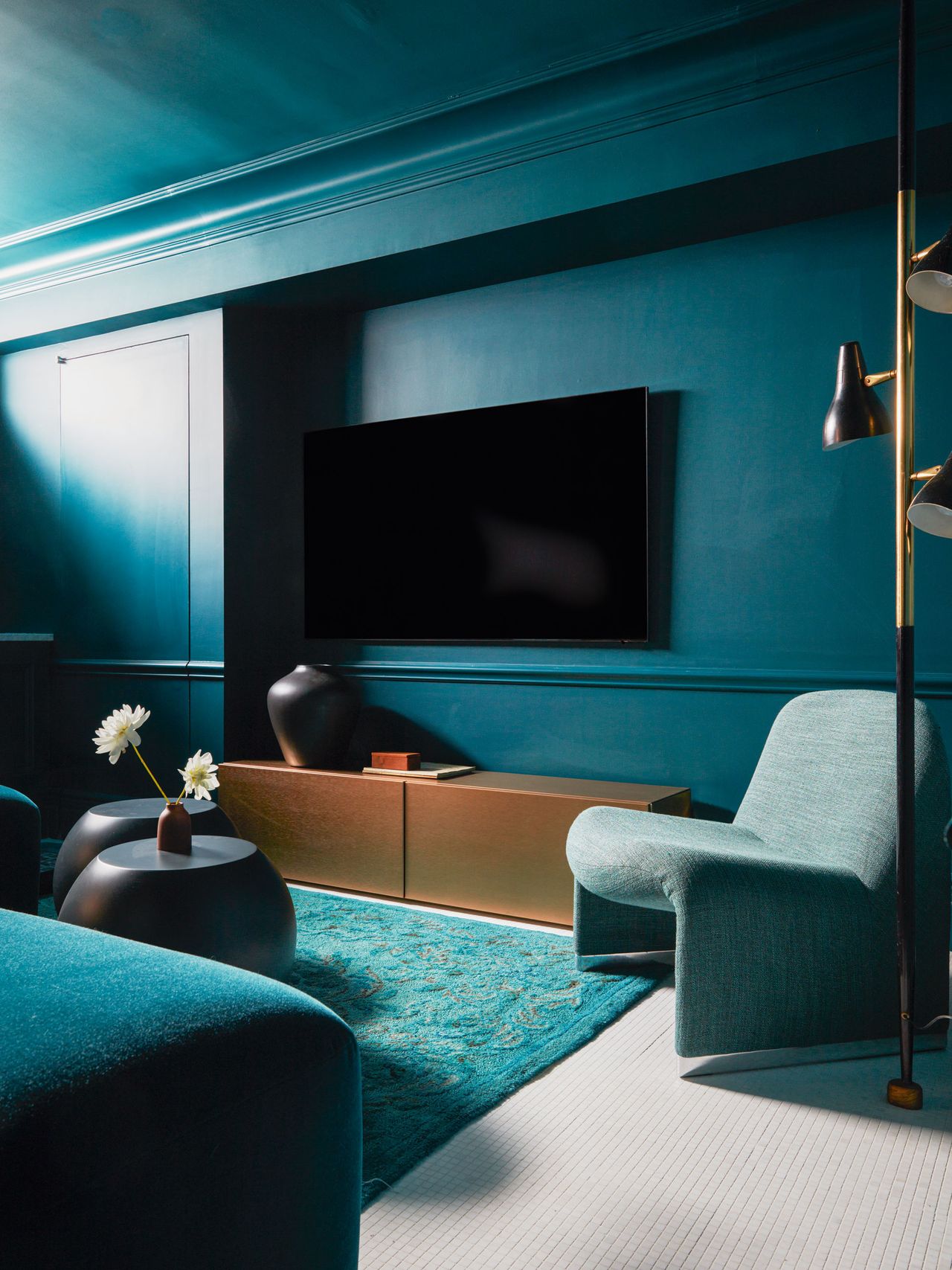 a blue monochromatic tv room with blue rug