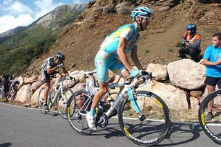 Fredrik Kessiakoff (Astana) tries to limit his losses to Wiggins on the final climb.