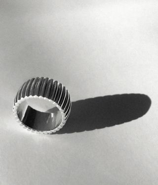 black and white ring, example of modernist jewellery by Dévé
