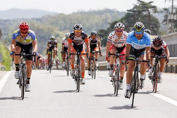 Maximiliano Richeze (Team Nippo) wins the intermediate sprint.