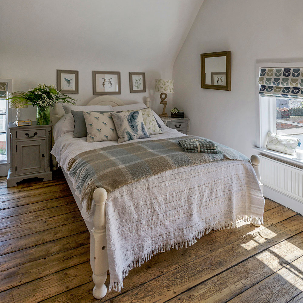 bedroom with bed and pillows