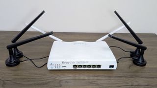 DrayTek Vigor2865Lax-5G with antennas 16 by 9