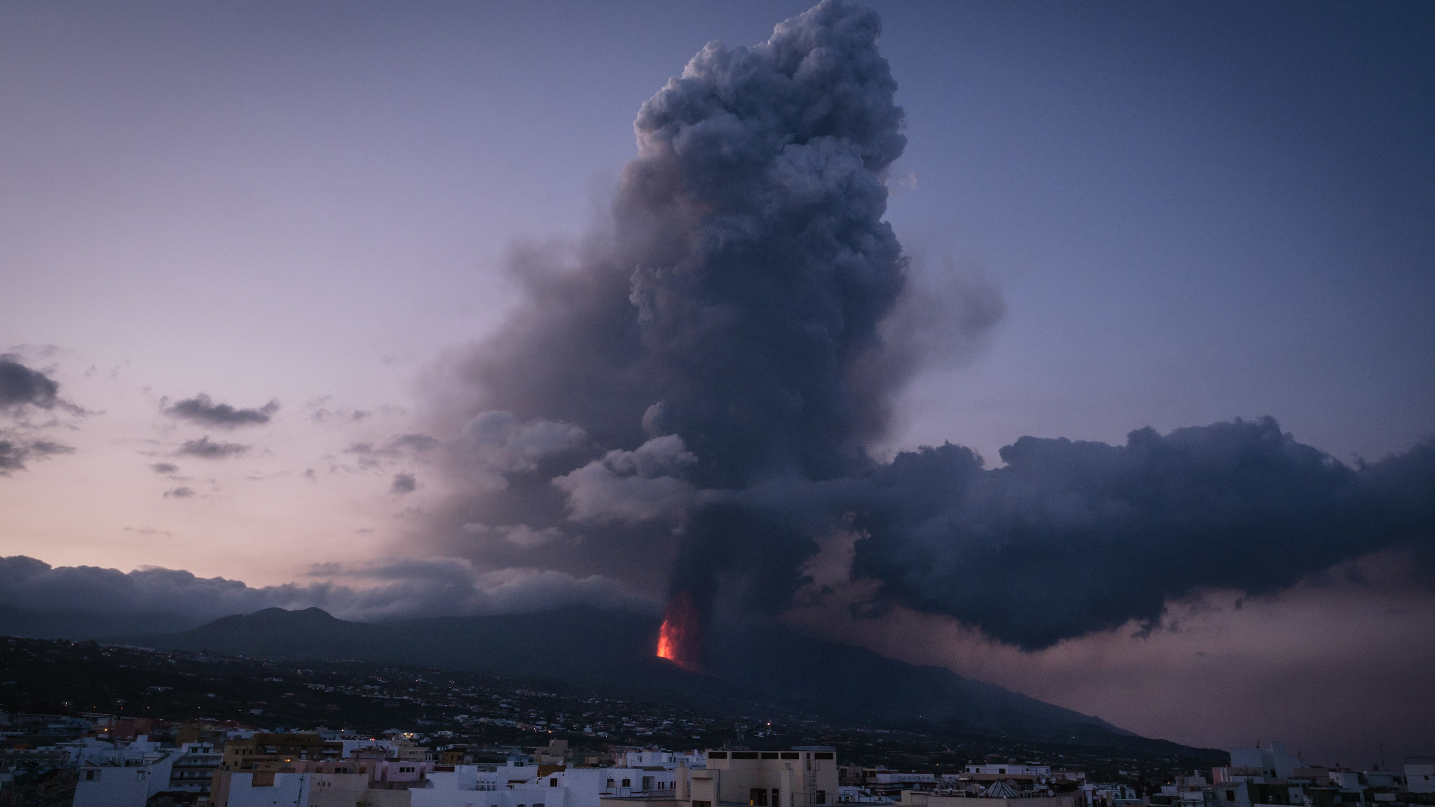 Der Mount Cumbre Vieja bricht am 24. September 2021 von Los Llanos de Aridane auf der Kanareninsel La Palma aus weiter aus.