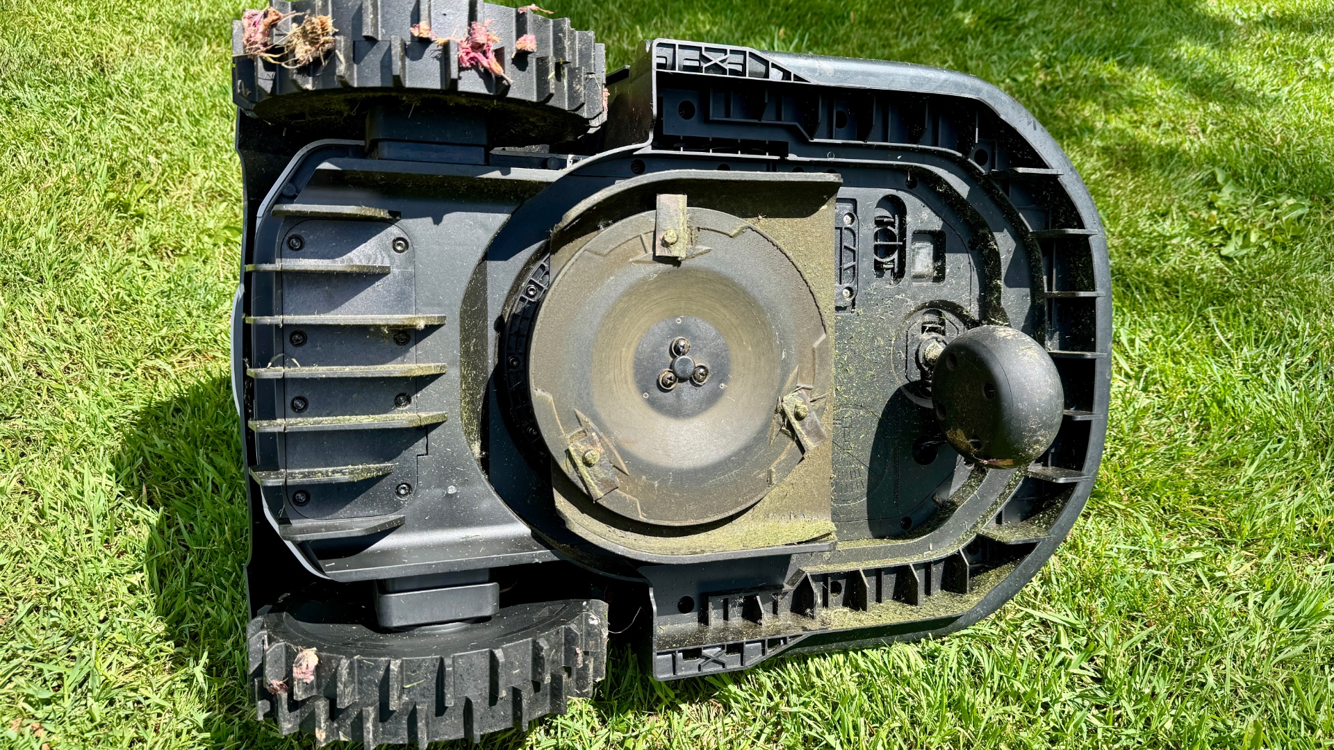 Eufy E15 underneath
