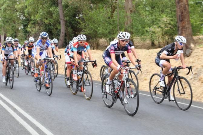 Emily Roper (QLD) leads the bunch