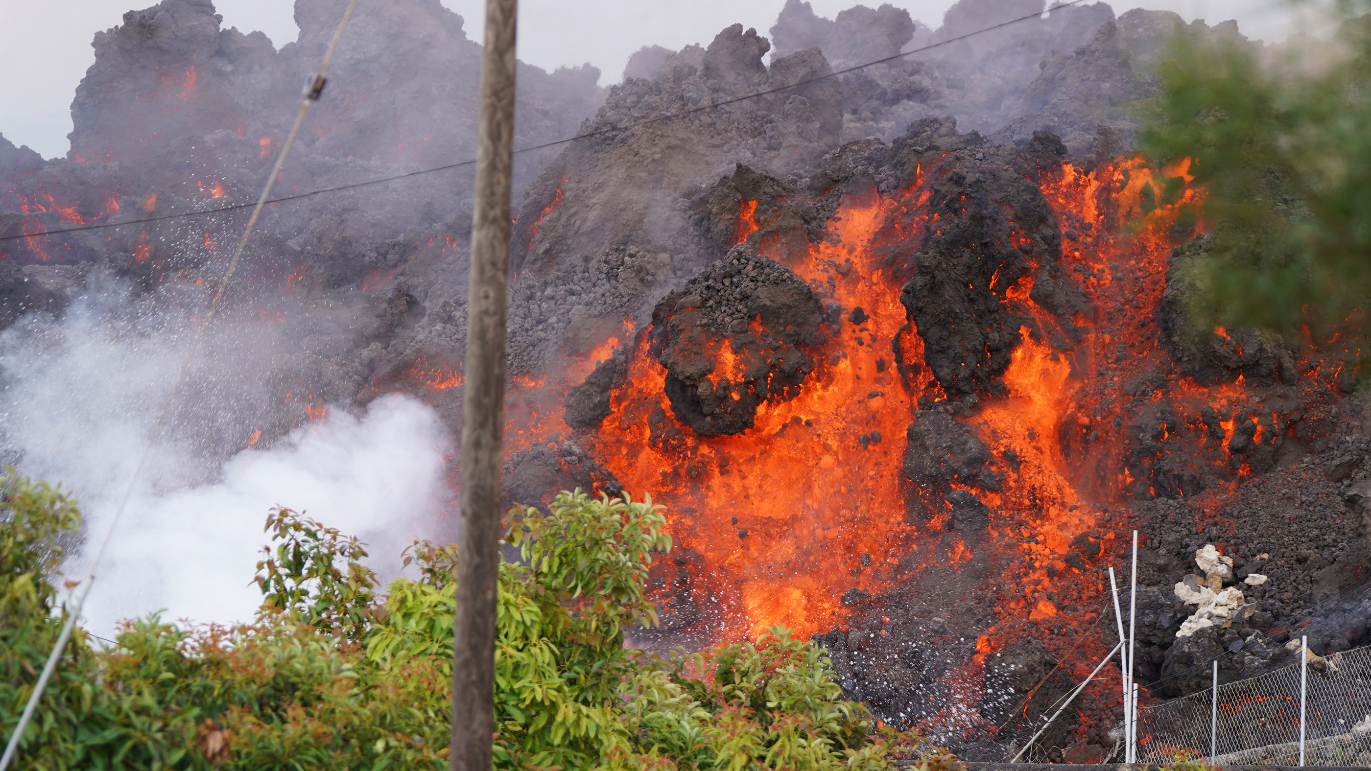 Lava strömt aus dem Vulkan auf der Insel La Palma.