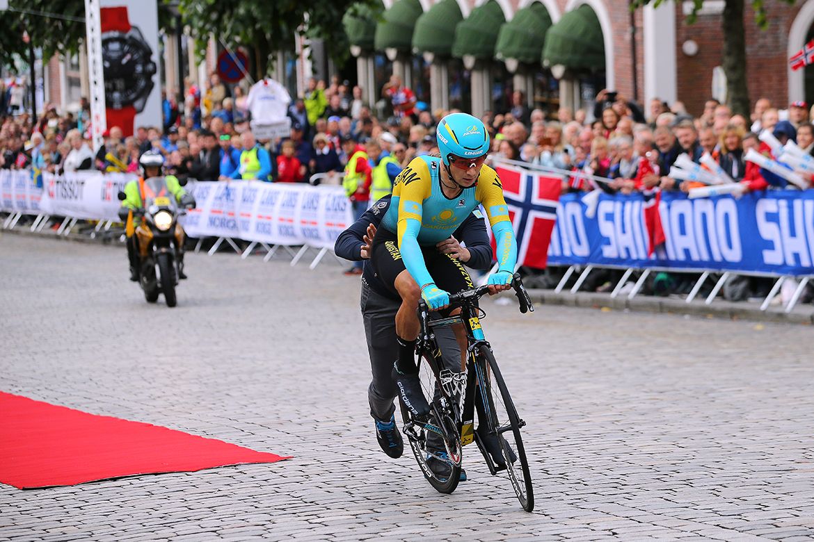 Alexey Lutsenko (Kazakhstan) gets a push
