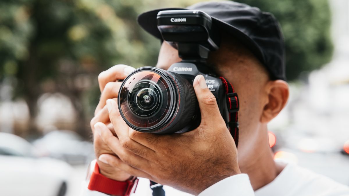 A photographer using the Canon RF 7-14mm f/2.8-3.5L Fisheye STM