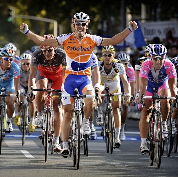 Oscar Freire takes his first win since April at Paris-Tours