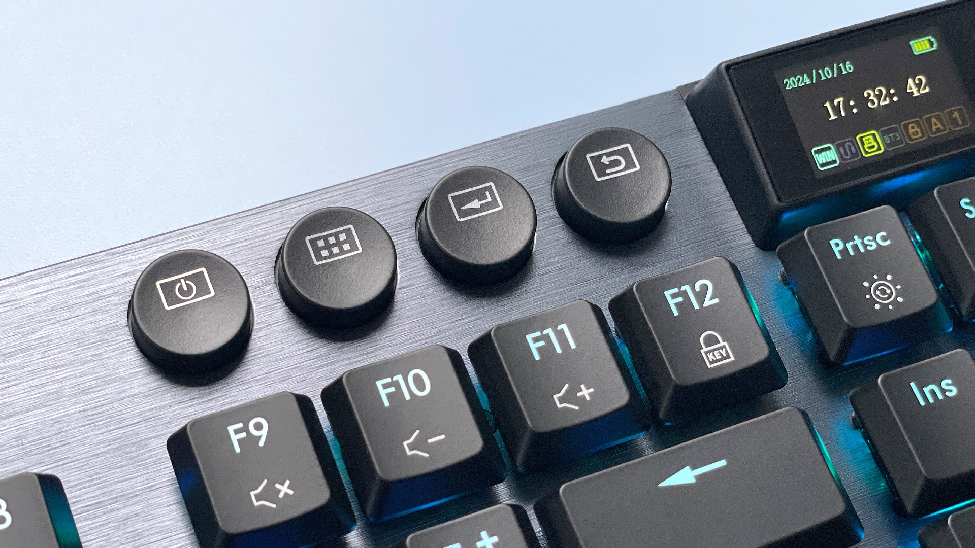 Teclado mecánico para juegos Hexgears Immersion A3 sobre fondo azul.