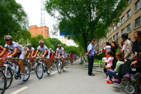 The crowds and the peloton at Haiyang Road