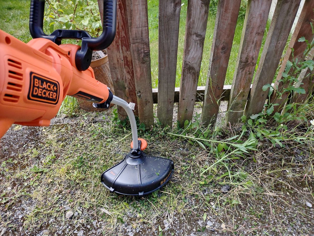 after strimming weeds with the black + decker gh3000
