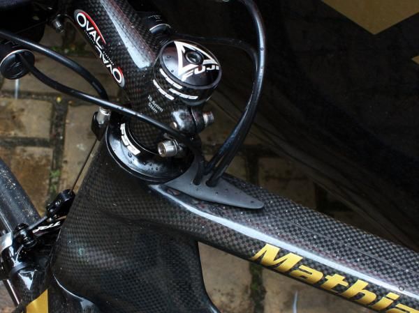 The internal cable routing is fully guided for easy servicing. The housing enters the frame behind the stem where the air is already 'dirty'.