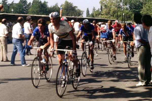 Phil Anderson leads through the feed zone, with Greg Lemond just behind him