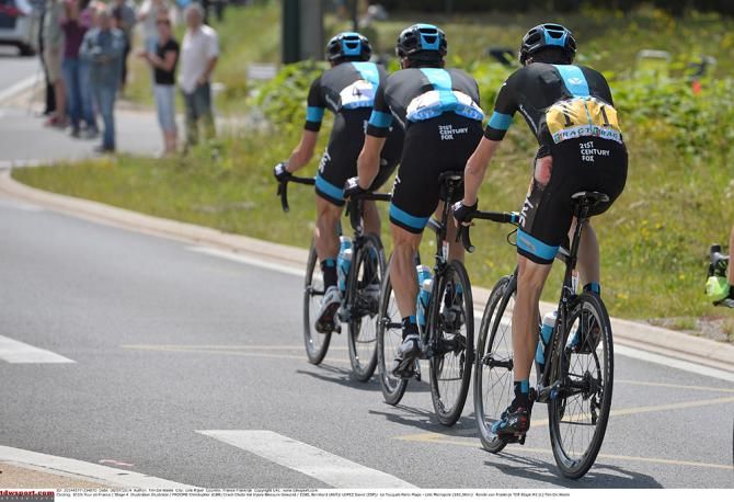 Team Sky pace Chris Froome back up to the field after his crash during stage 4