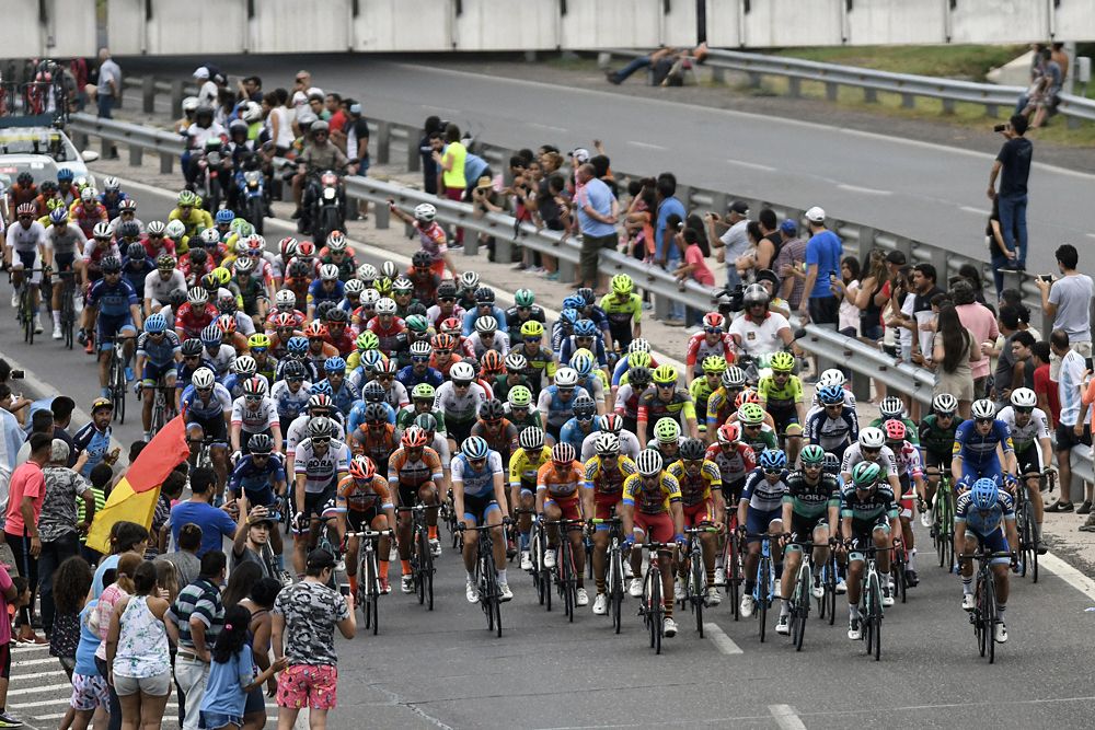 The field racing circuits during stage 7 at Vuelta a San Juan