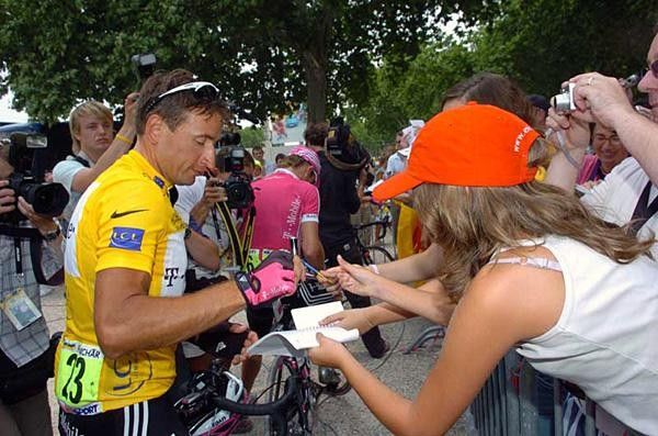 Serguei Gonchar (T-Mobile) signs an autograph before stage 9