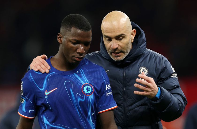 Enzo Maresca, Manager of Chelsea, speaks to Moises Caicedo at the end of the Premier League match between Manchester United FC and Chelsea FC at Old Trafford on November 03, 2024 in Manchester, England.