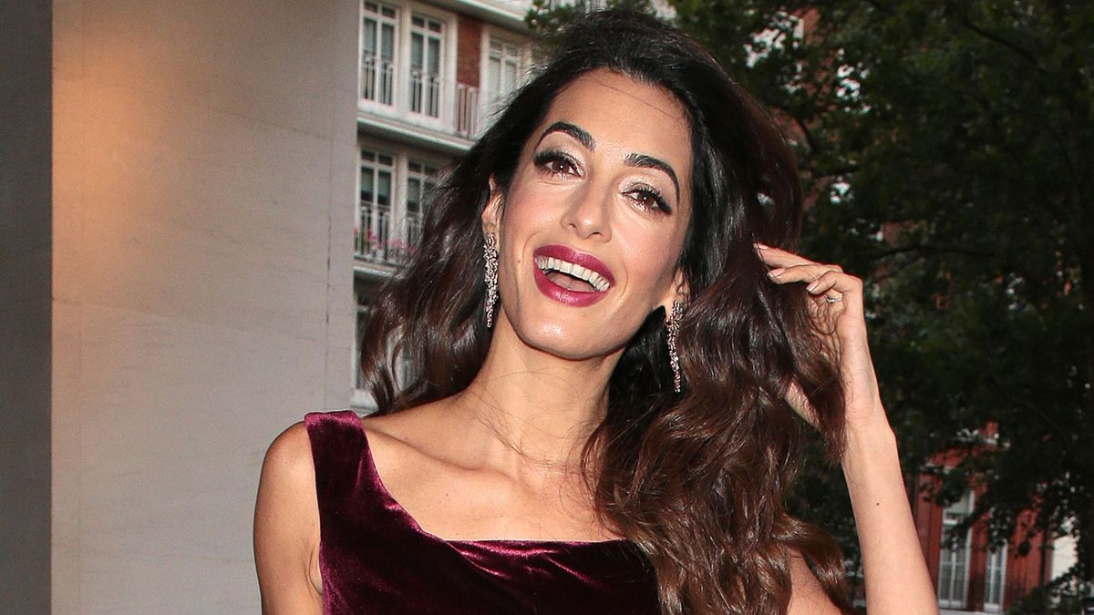 J'ai mis la robe en velours bordeaux d'Amal Clooney dans mes favoris depuis des mois 