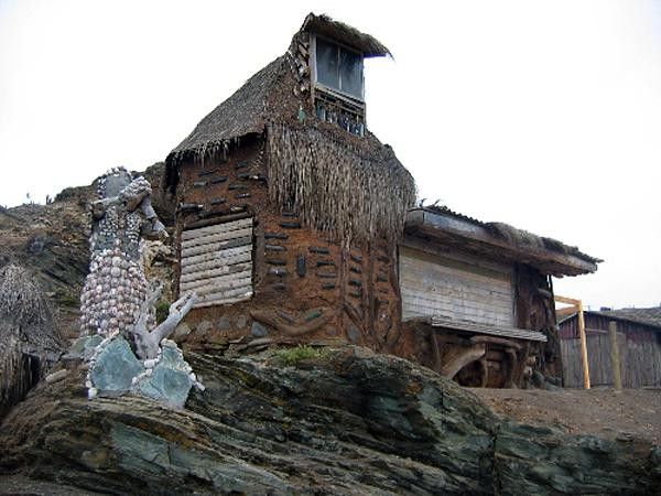 Artful shacks on Playa Punta Lobos