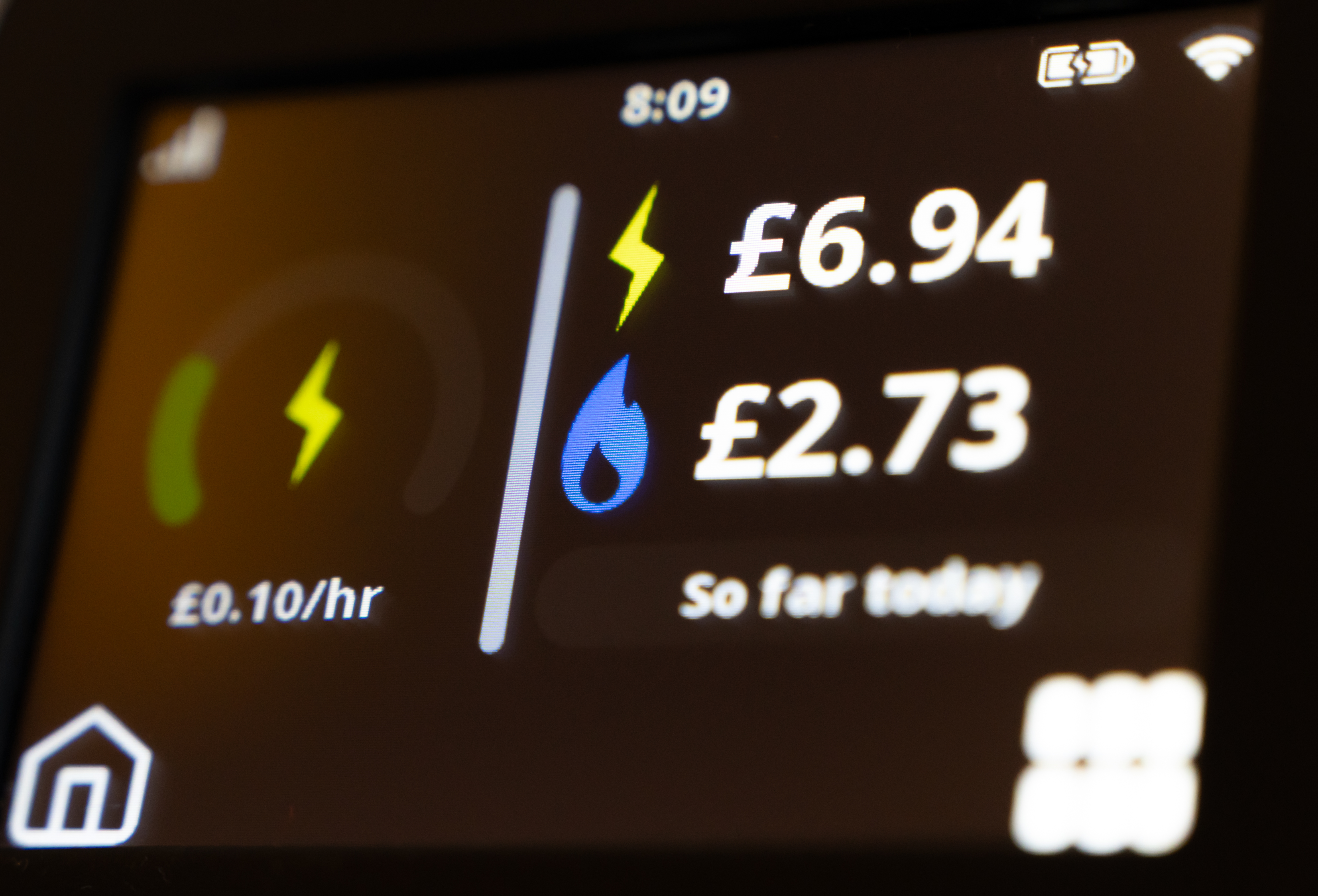 Smart meter displaying energy bills in daily format.