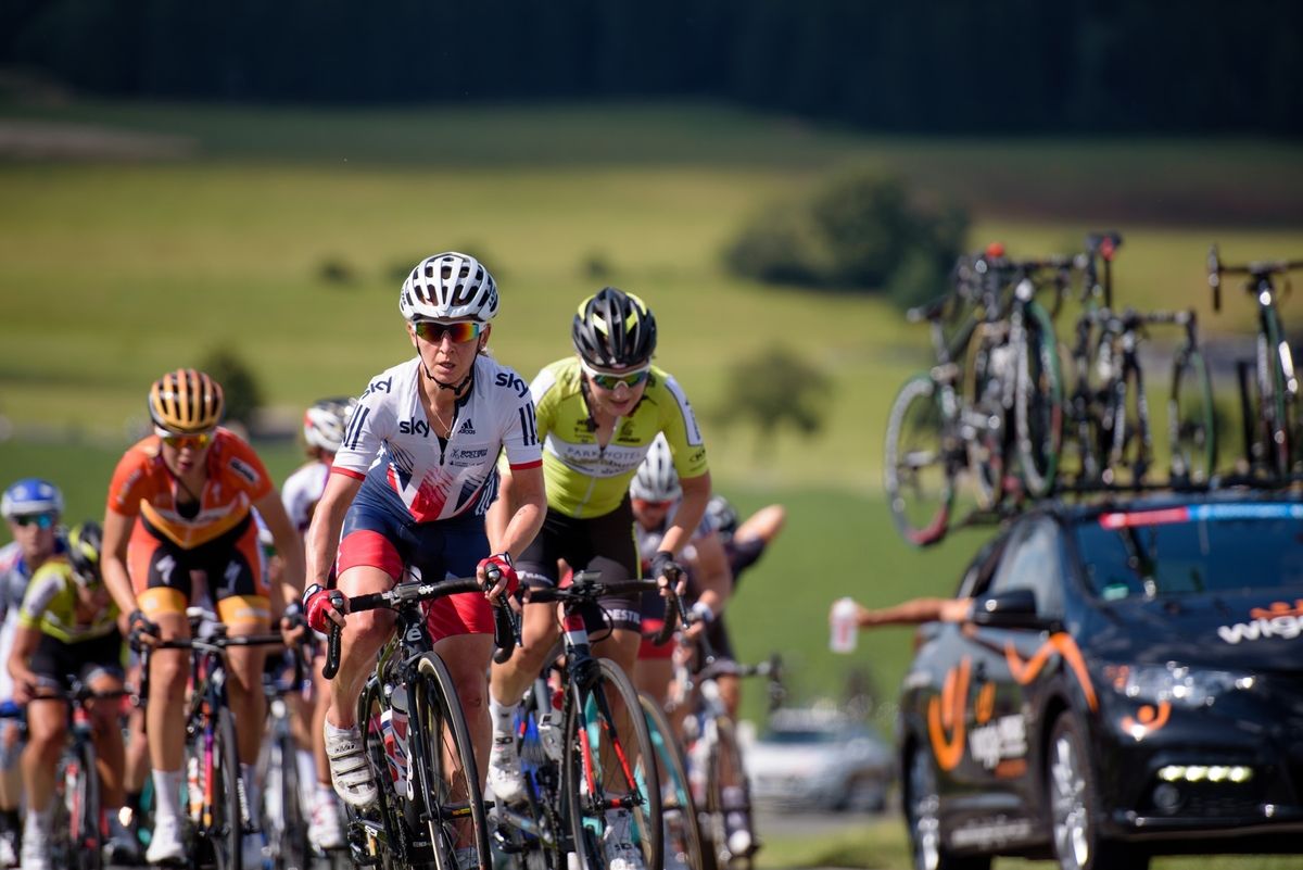 Emma Pooley leads a very large gruppetto on a challenging day at Th&Atilde;&frac14;ringen Rundfarht