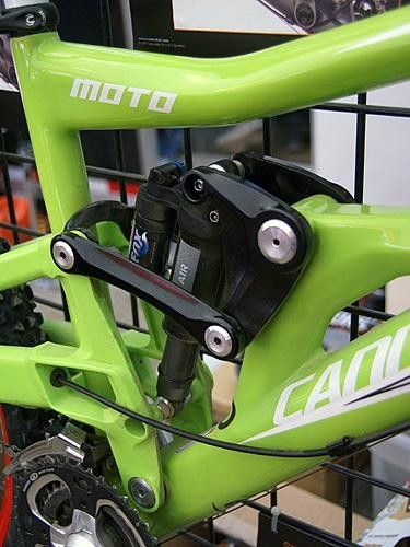 The linkage is cleverly designed such that the carbon frame is always in tension, not compression.