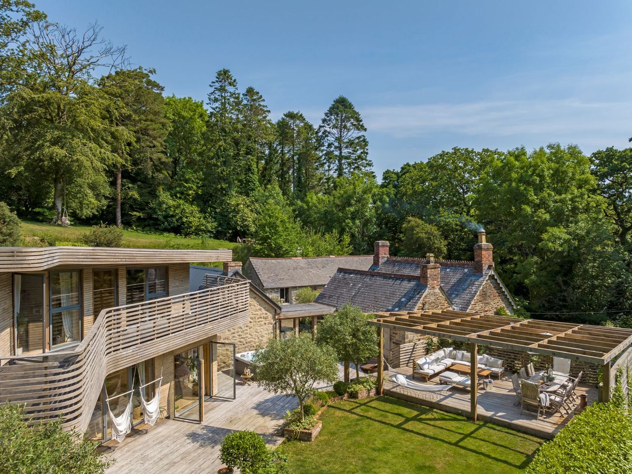 The home seen from above shows the surrounding forest and the size of the plot