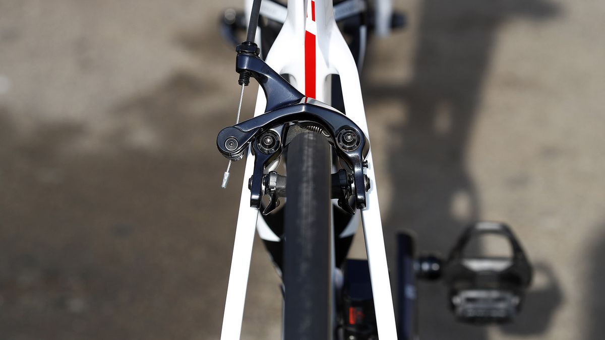 Unlike most top sprinters, Greipel is sticking with direct mount rim brakes for now&hellip;