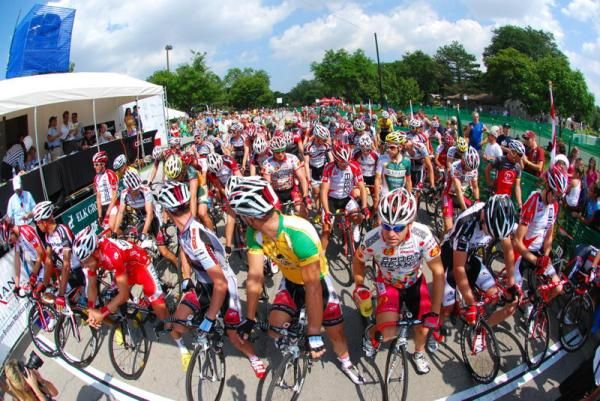 Race leader Karl Menzies looks behind at the field before the start of the final stage.