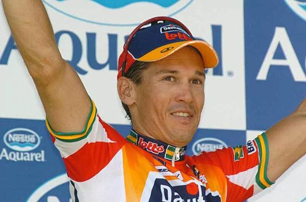 Robbie McEwen (Davitamon-Lotto) salutes